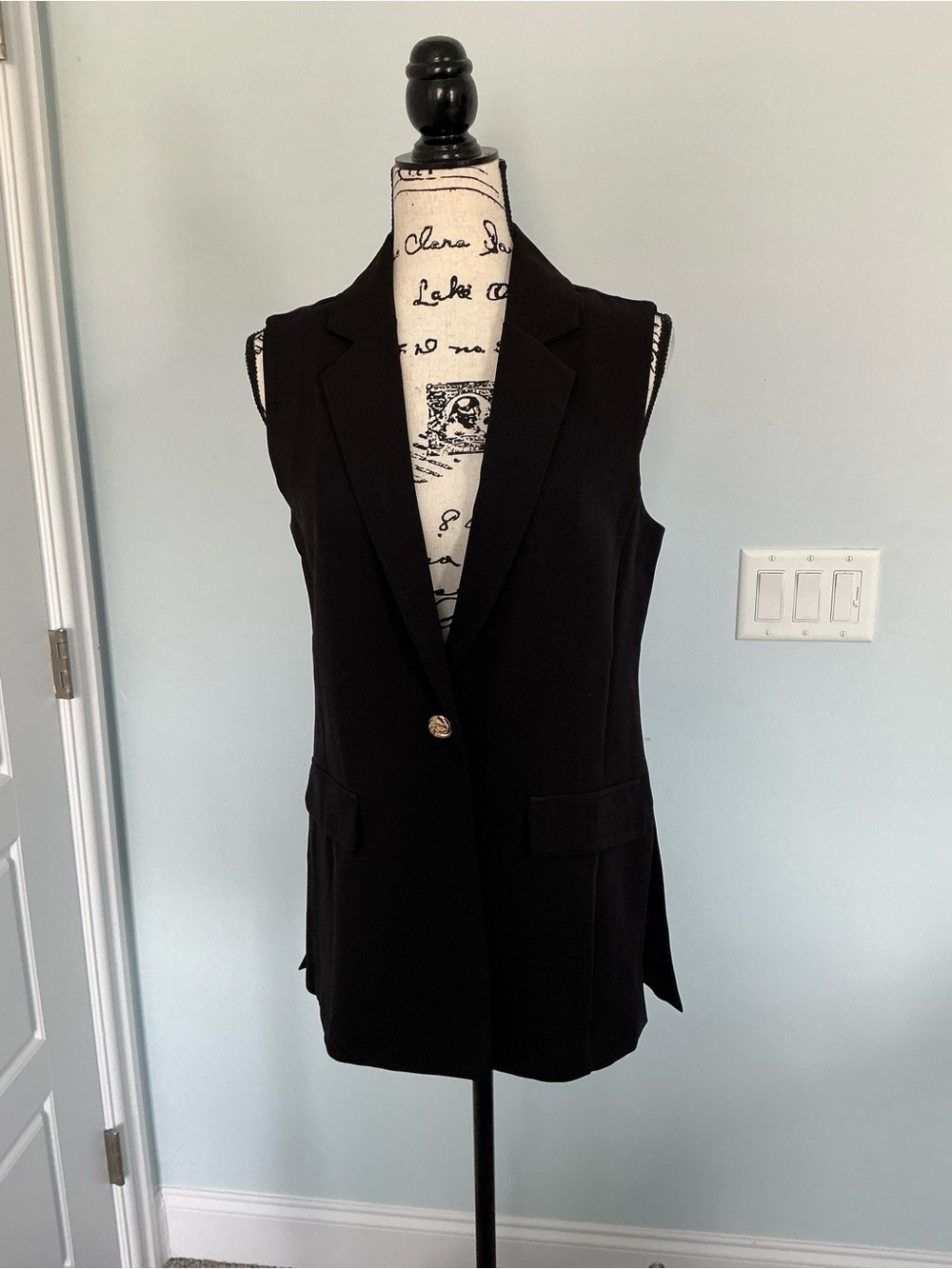 Soho Apparel Black Sleeveless Tailored Blazer Vest